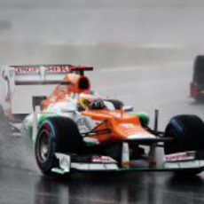 Paul di Resta conduce bajo la lluvia de Sepang