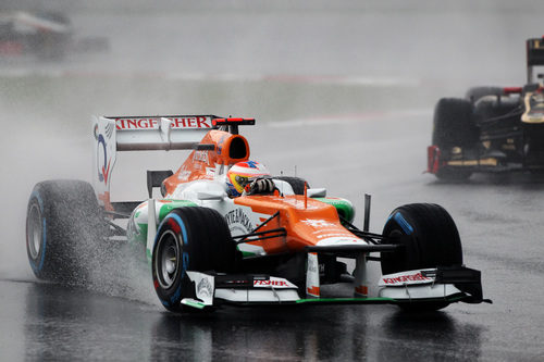 Paul di Resta conduce bajo la lluvia de Sepang