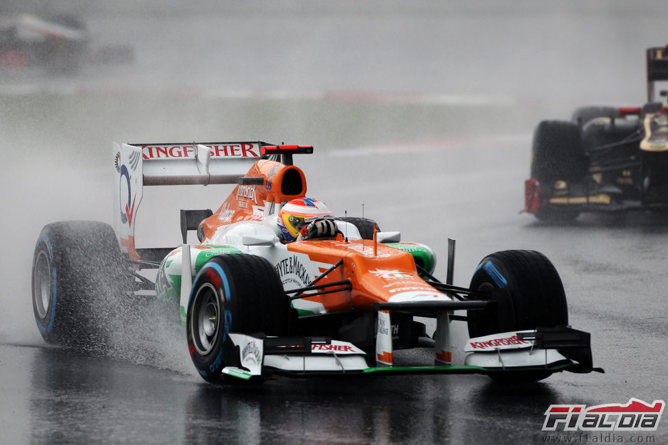 Paul di Resta conduce bajo la lluvia de Sepang