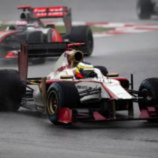 Pedro de la Rosa por delante de Jenson Button bajo la lluvia en Sepang