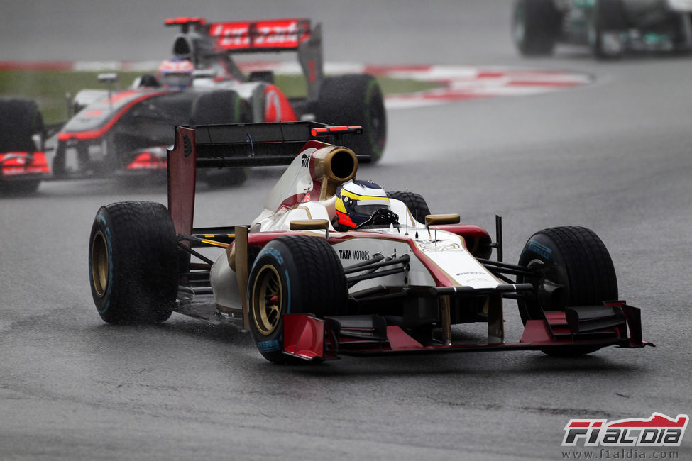 Pedro de la Rosa por delante de Jenson Button bajo la lluvia en Sepang