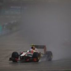 Narain Karthikeyan pilota el F112 bajo el diluvio en Sepang
