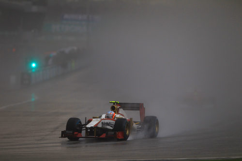 Narain Karthikeyan pilota el F112 bajo el diluvio en Sepang