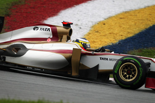 Pedro de la Rosa pilotando el HRT en el GP de Malasia