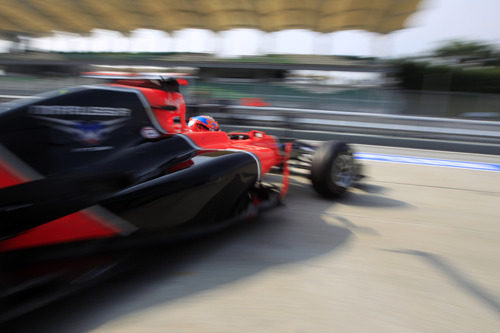 Timo Glock abandona el garaje de Marussia