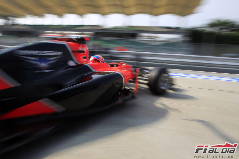 Timo Glock abandona el garaje de Marussia