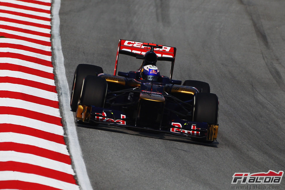 Daniel Ricciardo trata de hacer un buen tiempo en clasificación