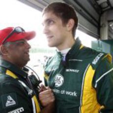 Tony Fernandes felicita a Vitaly Petrov tras el GP de Malasia 2012