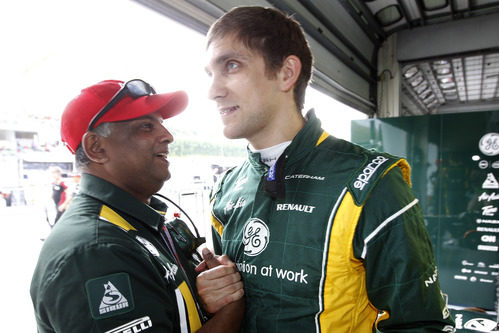 Tony Fernandes felicita a Vitaly Petrov tras el GP de Malasia 2012