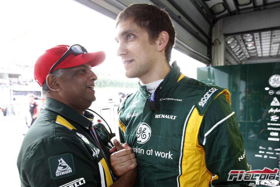 Tony Fernandes felicita a Vitaly Petrov tras el GP de Malasia 2012