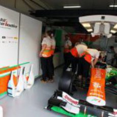 Mecánicos trabajan en el monoplaza de Force India