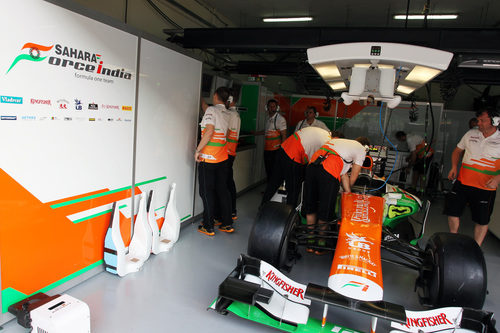 Mecánicos trabajan en el monoplaza de Force India