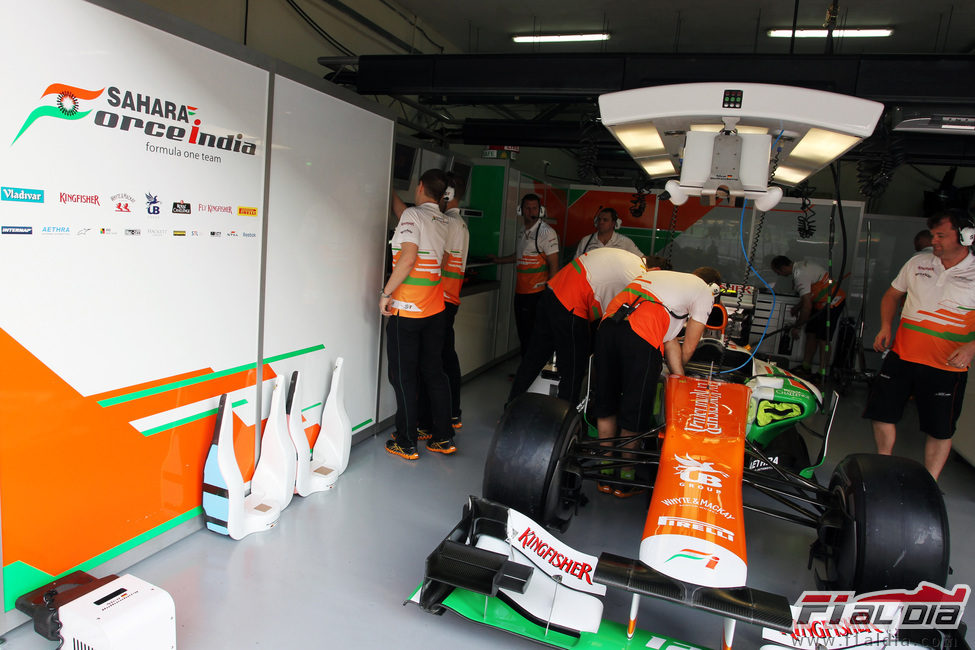 Mecánicos trabajan en el monoplaza de Force India