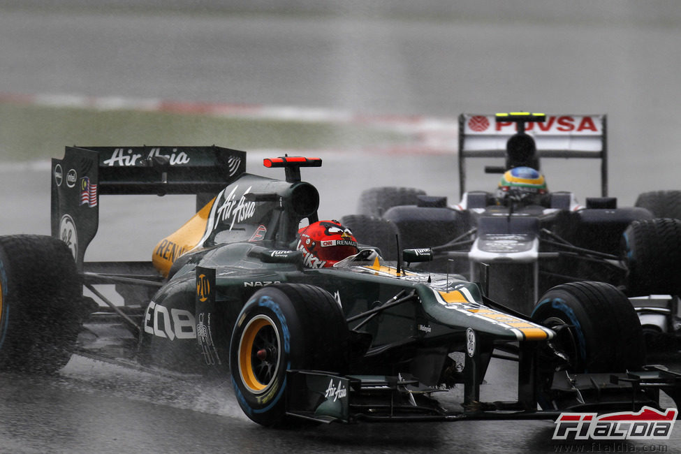 Heikki Kovalainen por delante de Bruno Senna