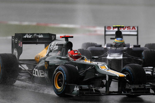 Heikki Kovalainen por delante de Bruno Senna