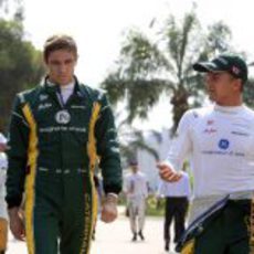 Vitaly Petrov y Heikki Kovalainen en el 'paddock' de Malasia