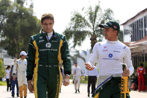 Vitaly Petrov y Heikki Kovalainen en el 'paddock' de Malasia