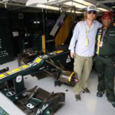 Owen Wilson y Tony Fernandes en el box de Caterham