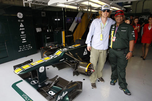 Owen Wilson y Tony Fernandes en el box de Caterham