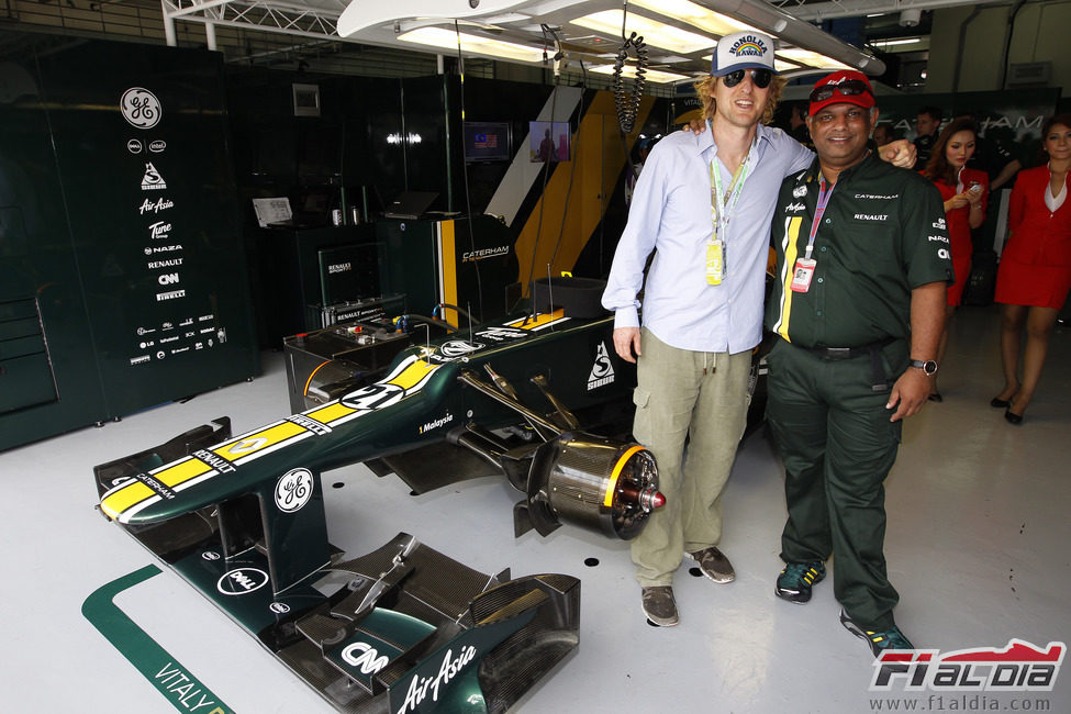 Owen Wilson y Tony Fernandes en el box de Caterham