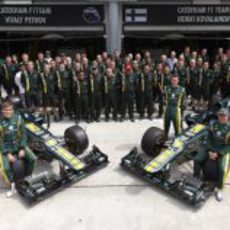 Foto de familia de Caterham en el GP de Malasia 2012