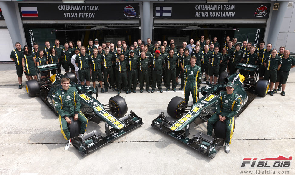 Foto de familia de Caterham en el GP de Malasia 2012