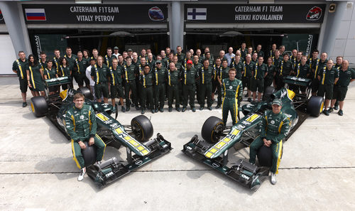 Foto de familia de Caterham en el GP de Malasia 2012