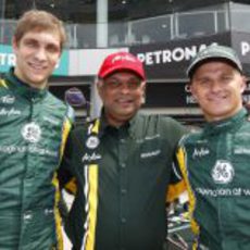 Vitaly Petrov, Tony Fernandes y Heikki Kovalainen en el GP de Malasia 2012