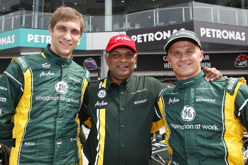 Vitaly Petrov, Tony Fernandes y Heikki Kovalainen en el GP de Malasia 2012