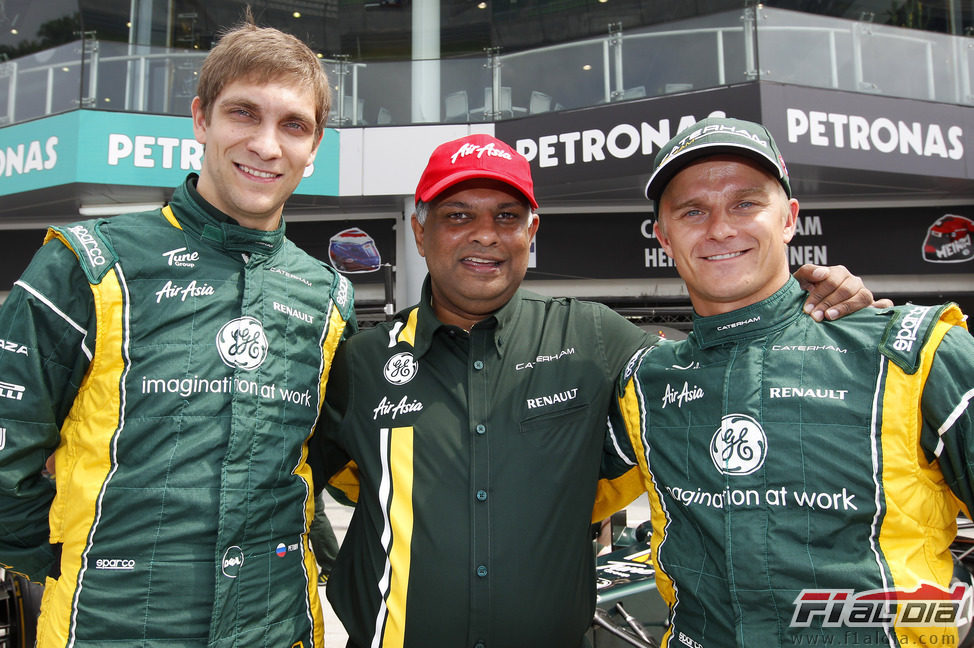 Vitaly Petrov, Tony Fernandes y Heikki Kovalainen en el GP de Malasia 2012