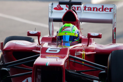 Primer plano de Felipe Massa subido en el F2012