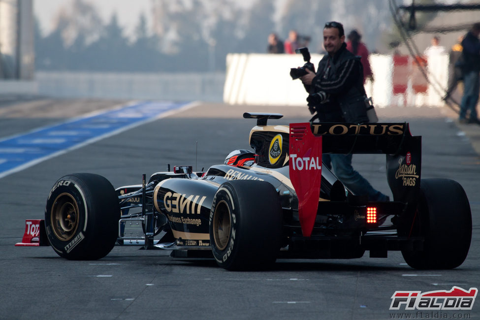 Kimi Räikkönen en el pit lane de Montmeló