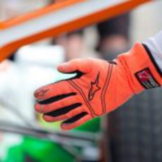 Mecánico de Force India señala a su piloto donde detenerse