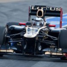 Kimi Räikkonen rueda en el pit lane de Montmeló