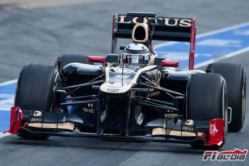 Kimi Räikkonen rueda en el pit lane de Montmeló