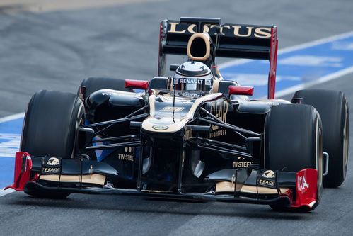 Kimi Räikkonen rueda en el pit lane de Montmeló