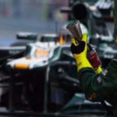 Mecánico se prepara para cambiar las ruedas a Kovalainen