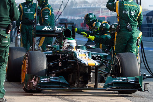 Heikki Kovalainen parado en el pit lane