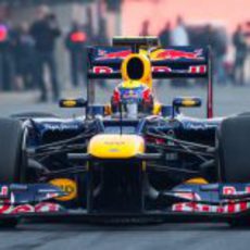 Mark Webber rueda en el pit lane de Montmeló