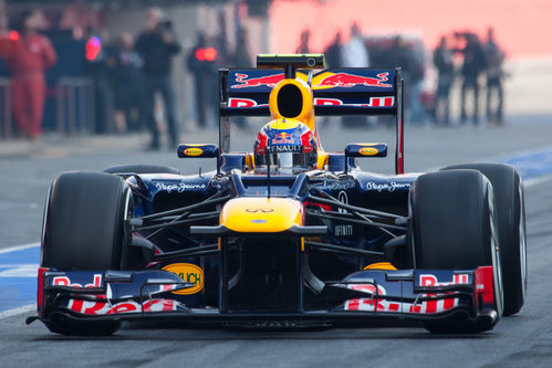 Mark Webber rueda en el pit lane de Montmeló