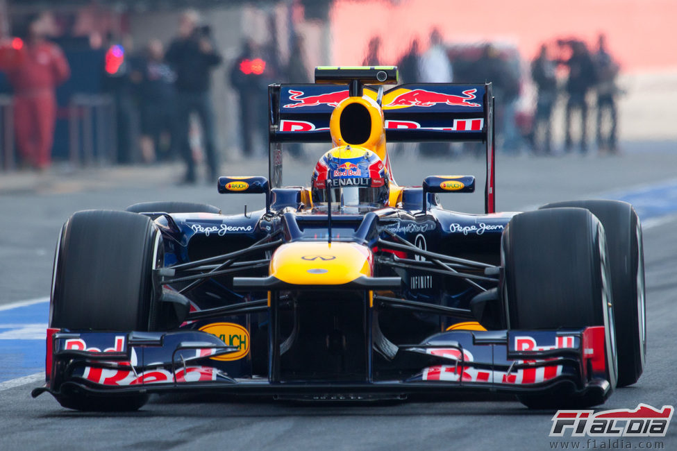 Mark Webber rueda en el pit lane de Montmeló