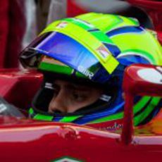 Felipe Massa con su casco abierto