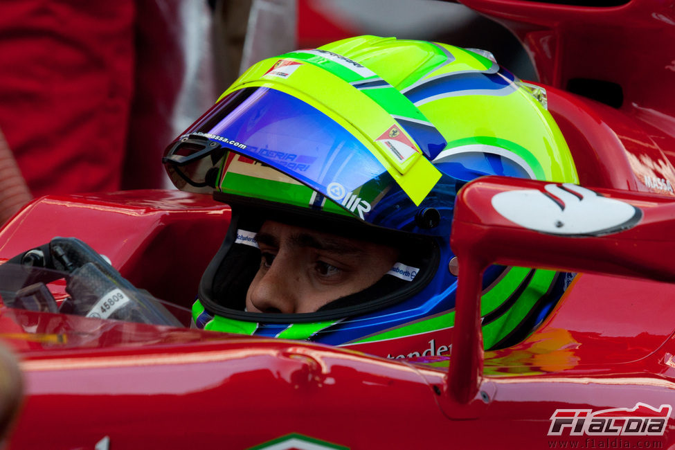 Felipe Massa con su casco abierto