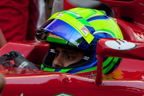 Felipe Massa con su casco abierto