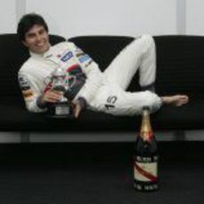 Sergio Pérez posa con su trofeo de Malasia 2012