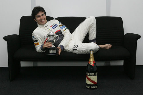 Sergio Pérez posa con su trofeo de Malasia 2012