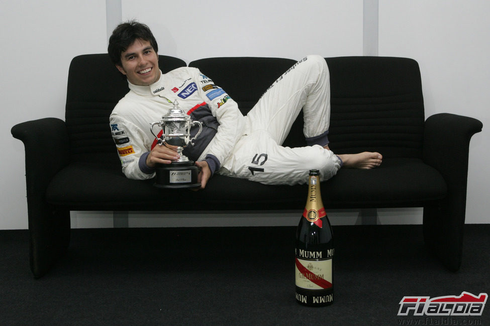 Sergio Pérez posa con su trofeo de Malasia 2012