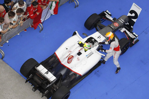 Hamilton felicita a Pérez tras su podio de Sepang 2012