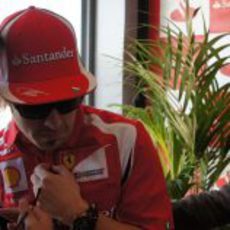 Fernando Alonso y Luis García Abad hablan en el Jarama