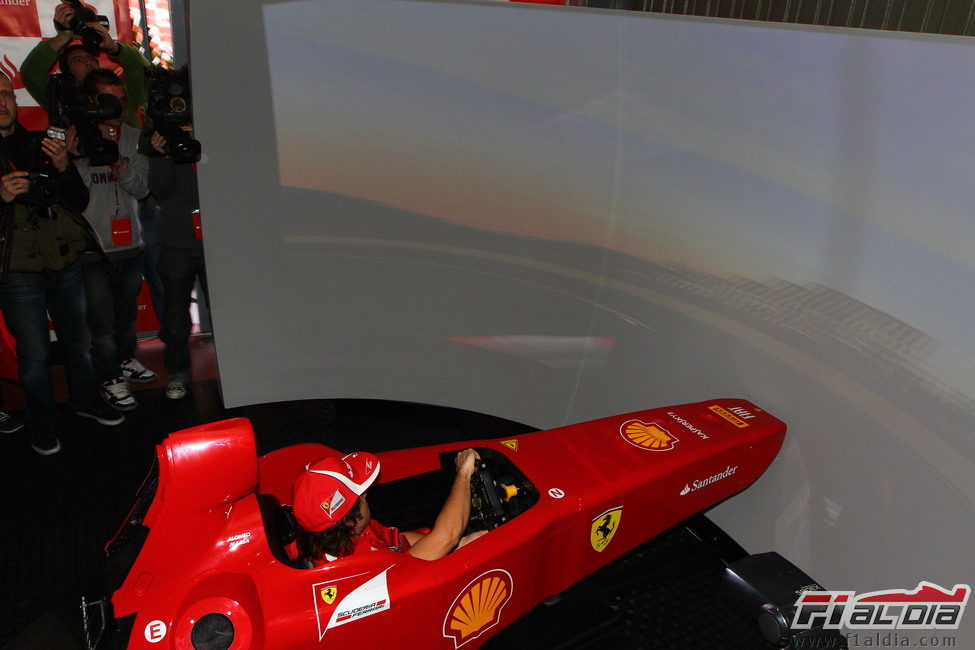 Fernando Alonso en el simulador de Fórmula 1